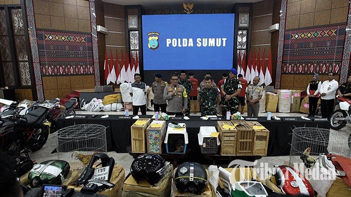 Kapolda Sumut Irjen Pol Agung Setya Imam Effendi (tiga kiri) memberikan keterangan bersama Pangdam I/BB Mayjen TNI Mochammad Hasan Hasibuan (tiga kanan) dan jajaran saat gelar kasus barang ilegal di Mapolda Sumut, Medan, Selasa (4/6/2024). Polda Sumut dan Kodam I/BB berhasil mengamankan barang ilegal sebanyak 17 motor gede (Moge), dua ekor anjing jenis Pitbull, 63 ekor ayam, sparepart dan obat-obatan dari Thailand.