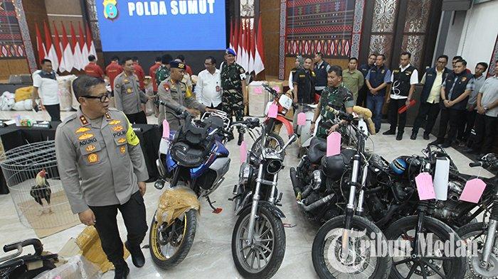 Kapolda Sumut Irjen Pol Agung Setya Imam Effendi (kiri) bersama Pangdam I/BB Mayjen TNI Mochammad Hasan Hasibuan (kanan) melihat moge saat gelar kasus barang ilegal di Mapolda Sumut, Medan, Selasa (4/6/2024). Polda Sumut dan Kodam I/BB berhasil mengamankan barang ilegal sebanyak 17 motor gede (Moge), dua ekor anjing jenis Pitbull, 63 ekor ayam, sparepart dan obat-obatan dari Thailand.