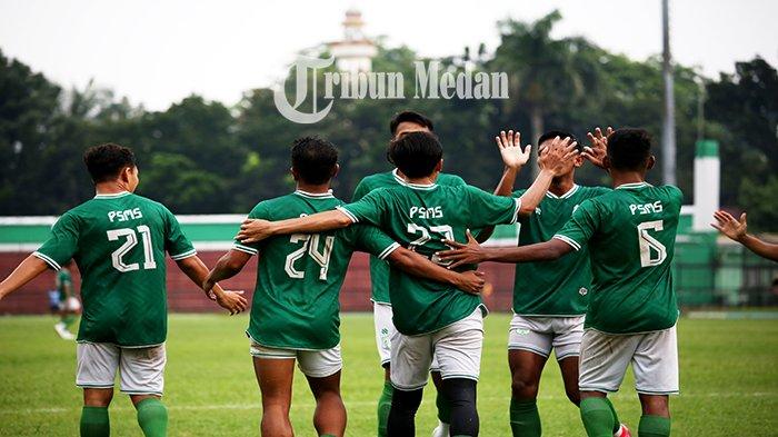 Pemain PSMS Medan Ichsan Pratama (tengah) merayakan golnya bersama rekan setimnya saat laga ujicoba PSMS Medan di Stadion Teldan Medan Jalan Stadion, Kota Medan, Jumat (4/8). Menghadapi Tim Amatir Liga 3 Sumut, Gumarang FC, yang menjadi lawan ujicoba, Ayam Kinantan berhasil menang besar lima gol tanpa balas (5-0).