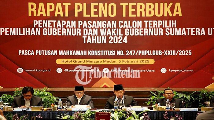 Anggota KPU Sumatera Utara Divisi Teknis Penyelenggaraan Pemilu Raja Ahab Damanik (dua kanan) membacakan tata tertib saat Rapat Pleno Terbuka di Grand Mercure Maha Cipta Medan Angkasa Jalan Sutomo Nomor 1, Perintis, Kecamatan Medan Timur, Kota Medan, Rabu (5/2/2025). KPU Sumatera Utara menetapkan Bobby Nasution dan Surya sebagai Gubernur dan Wakil Gubernur Sumatera Utara periode 2025-2030 dengan perolehan 3.645.611 suara atau 64,46 persen dari total suara sah pascaputusan Mahkamah Konstitusi perihal sengketa Pilkada 2024.