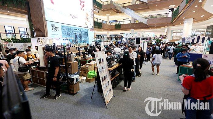 Sejumlah warga memadati gelaran Kopi Fest Indonesia 2023 di Atrium Sun Plaza Jalan KH Zainul Arifin, Kota Medan, Rabu (5/7). Kopi Fest Indonesia 2023 berlangsung selama lima hari dan menjadi wadah bagi para pelaku industri untuk menampilkan produk-produk unggulan mereka, dari biji kopi sampai berbagai kreasi minuman kopi unggulan Indonesia.