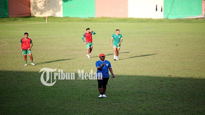 Pelatih baru PSMS Medan Miftahuddin Mukson memberikan instruksi kepada pemain saat latihan rutin di Stadion Mini Pancing Jalan Williem Iskandar, Kabupaten Deliserdang, Kamis (5/10). Setelah Ridwan Saragih mundur sebagai Pelatih Kepala PSMS Medan, Miftahuddin Mukson resmi ditunjuk menjadi juru taktik tim berjuluk Ayam Kinantan itu.