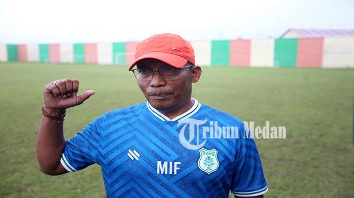 Pelatih baru PSMS Medan Miftahuddin Mukson memberikan keterangan pers setelah memimpin latihan perdana Ayam Kinantan di Stadion Mini Pancing Jalan Williem Iskandar, Kabupaten Deliserdang, Kamis (5/10). Setelah Ridwan Saragih mundur sebagai Pelatih Kepala PSMS Medan, Miftahuddin Mukson resmi ditunjuk menjadi juru taktik tim berjuluk Ayam Kinantan itu.