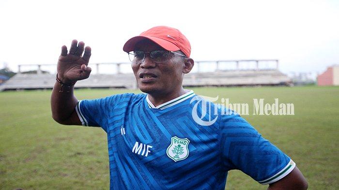 Pelatih baru PSMS Medan Miftahuddin Mukson memberikan keterangan pers setelah memimpin latihan perdana Ayam Kinantan di Stadion Mini Pancing Jalan Williem Iskandar, Kabupaten Deliserdang, Kamis (5/10). Setelah Ridwan Saragih mundur sebagai Pelatih Kepala PSMS Medan, Miftahuddin Mukson resmi ditunjuk menjadi juru taktik tim berjuluk Ayam Kinantan itu.
