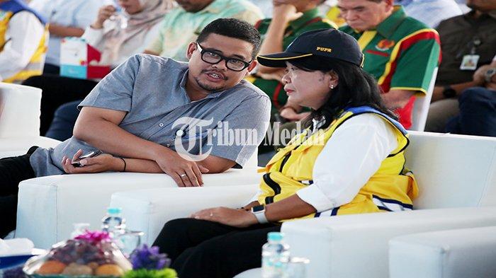Walikota Medan Bobby Nasution (kiri) bersama Direktur Jenderal Cipta Karya Diana Kusumastuti (kanan) berdiskusi saat Ground Breaking Renovasi Stadion Teladan Jalan Stadion, Kota Medan, Selasa (6/2). Revitalisasi Stadion Teladan Medan yang dibangun pada tahun 1952 tersebut menelan anggaran Rp 560 miliar dan ditargetkan selesai pada Oktober 2024.