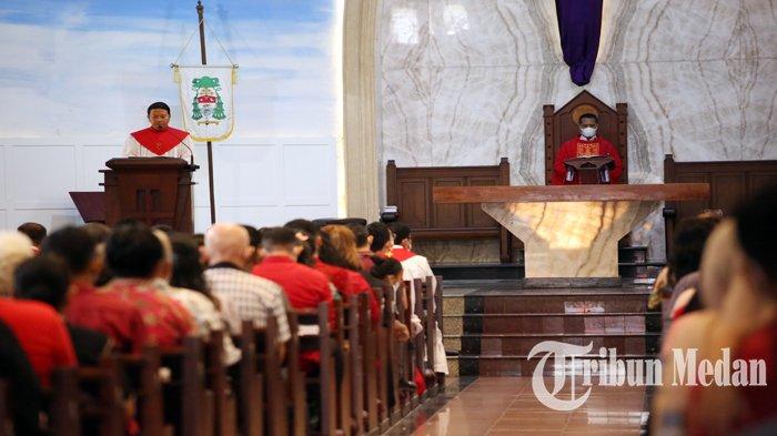 Ribuan umat Katolik khidmat beribadah di Gereja Katedral Jalan Pemuda Nomor 1, Kota Medan, Jumat (7/4) sore. Ibadah Jalan Salib dimulai pukul 09.00 WIB kemudian dilanjutkan Misa Jumat Agung pada pukul 12.00 WIB dan 15.00 WIB, sementara tema yang diangkat 'Ia mendahului kamu ke Galelia; Jangan Takut!' (Matius 28:7, 10).