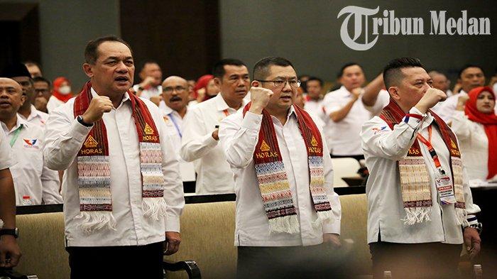 Ketua Umum Partai Perindo Hary Tanoesoedibjo (tengah) bersama Ketua DPW Partai Perindo Sumut Rudi Zulham Hasibuan (kanan) menyanyikan mars Perindo saat Rapat Koordinasi di Hotel Santika Premiere Dyandra Jalan Kapten Maulana Lubis Nomor 7, Kota Medan, Senin (7/8). Ketua Umum Partai Perindo Hary Tanoesoedibjo mengatakan, daftar pemilih di Sumut mencapai 10,8 juta, dari jumlah itu, Partai Perindo (Persatuan Indonesia) optimis dapat mendulang suara diatas 10 persen.