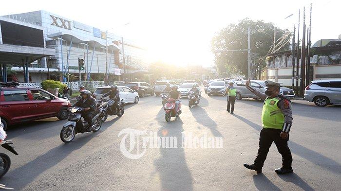 Petugas Kepolisian mengatur arus lalu lintas di Jalan Mongonsidi, Kecamatan Medan Polonia, Kota Medan, Selasa (7/11). Pemko Medan melalui Dinas Perhubungan (Dishub) Kota Medan melakukan rekayasa arus lalu lintas selama pekerjaan intersection di Jalan Sudirman dan mengalihkannya ke jalur alternatif, yaitu membuka dua jalur melalui Jalan Kapten Patimura lalu ke barat Jalan Mongonsidi.