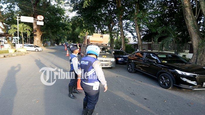 Petugas Dishub mengatur arus lalu lintas di Jalan Mongonsidi, Kecamatan Medan Polonia, Kota Medan, Selasa (7/11). Pemko Medan melalui Dinas Perhubungan (Dishub) Kota Medan melakukan rekayasa arus lalu lintas selama pekerjaan intersection di Jalan Sudirman dan mengalihkannya ke jalur alternatif, yaitu membuka dua jalur melalui Jalan Kapten Patimura lalu ke barat Jalan Mongonsidi.