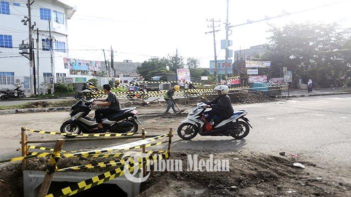 Sejumlah kendaraan melintas di Jalan T Amir Hamzah simpang Jalan Karya, Kecamatan Medan Barat, Kota Medan, Kamis (7/12). Warga Kota Medan mengeluhkan sejumlah drainase yang sampai kini pengerjaannya tak kunjung selesai.