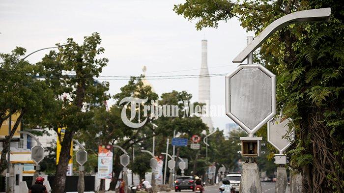 Sejumlah kendaraan melintas di Jalan Pangeran Diponegoro, Kecamatan Medan Polonia, Kota Medan, Kamis (7/12). Kepala Dinas SDABMBK Topan Obaja Ginting mengatakan, uang ganti rugi proyek lampu pocong sudah dikembalikan kontraktor sebesar Rp 10 Miliar atau sudah 50 persen dari total ganti rugi sebesar Rp 21 Miliar dan ada tiga kontraktor lagi yang belum membayar sama sekali.