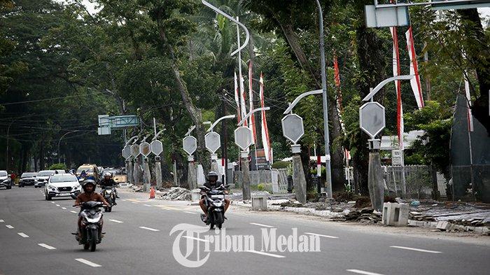Sejumlah kendaraan melintas di Jalan Pangeran Diponegoro, Kecamatan Medan Polonia, Kota Medan, Kamis (7/12). Kepala Dinas SDABMBK Topan Obaja Ginting mengatakan, uang ganti rugi proyek lampu pocong sudah dikembalikan kontraktor sebesar Rp 10 Miliar atau sudah 50 persen dari total ganti rugi sebesar Rp 21 Miliar dan ada tiga kontraktor lagi yang belum membayar sama sekali.