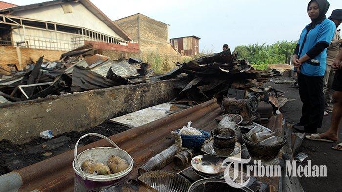 Warga mengamati puing-puing rumah pascakebakaran yang terjadi di permukiman padat penduduk di Jalan Bersama, Medan Tembung, Senin (8/7/2024). Kebakaran tersebut mengakibatkan sebanyak enam rumah, dua unit mobil dan satu sepeda motor hangus terbakar, api diduga berasal dari kebocoran gas.
