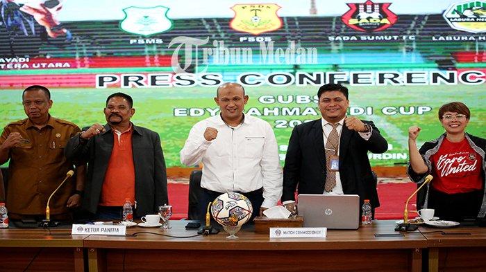 Direktur Teknik dan Pembinaan PT KMI Andry Mahyar Matondang (tengah) dan Ketua Panitia Edy Rahmayadi Cup 2023 Rahudman Harahap (dua kiri) berfoto bersama dengan kontestan saat Rapat Koordinasi Pertandingan di Aula Tengku Rizal Nurdin Jalan Jenderal Sudirman Nomor 41, Kota Medan, Selasa (8/8). Turnamen Edy Rahmayadi Cup 2023 kembali digelar mulai tanggal 10-16 Agustus 2023. Tiga klub adalah kontestan Liga 2 (Liga Nusantara) musim ini, yakni PSMS Medan, PSDS Deliserdang, dan Sada Sumut FC (Karo United), serta satu peserta lainnya adalah Labura Hebat FC yang berasal dari kontestan Liga 3.