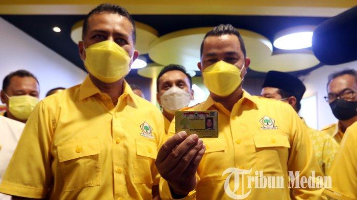 Ketua DPD Partai Golkar Sumut Musa Rajekshah (kiri) mendampingi Sultan Djorghi menunjukkan kartu tanda anggota (KTA) kader di Kantor DPD Partai Golkar Sumatera Utara, Medan, Jumat (8/10/2021). Dengan penyerahan KTA tersebut artis Sultan Djorghi resmi menjadi kader Partai Golkar.