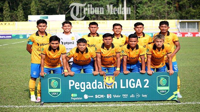 Pemain PSDS Deliserdang berfoto bersama sebelum laga dimulai melawan Sada Sumut FC pada Kompetisi Liga 2 musim 2023-2024 di Stadion Baharoeddin Siregar, Lubukpakam, Kabupaten Deliserdang, Minggu (8/10). Sada Sumut FC mengalahkan PSDS Deliserdang dengan skor 2-1.
