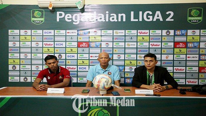 Pelatih Kepala Sada Sumut FC Suharto (tengah) saat sedang memberikan keterangan pers kepada wartawan.