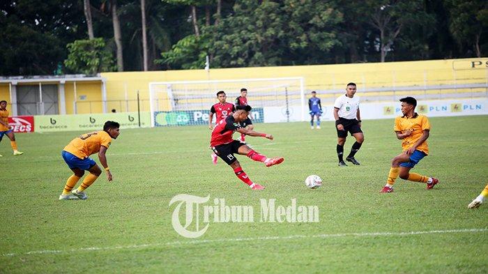 Pemain Sada Sumut FC Agung Mulyadi (tengah) mencoba tendangan kearah gawang PSDS Deliserdang pada Kompetisi Liga 2 musim 2023-2024 di Stadion Baharoeddin Siregar, Lubukpakam, Kabupaten Deliserdang, Minggu (8/10). Sada Sumut FC mengalahkan PSDS Deliserdang dengan skor 2-1.