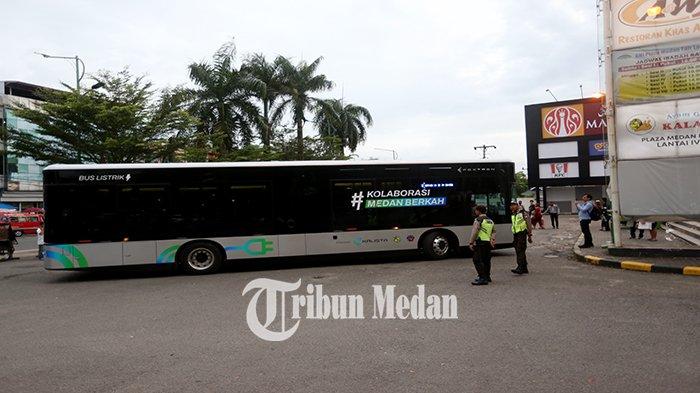 Bus listrik tiba di Halte Plaza Medan Fair Jalan Gatot Subroto, Kota Medan, Selasa (9/1). Wali Kota Medan Bobby Nasution meresmikan empat mobil listrik, sumbangan dari perusahaan swasta PT Kalista Soter Hastia.
