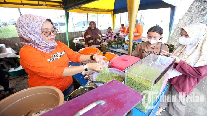 Seorang pedagang Toge Penyabungan Martondi sedang melayani pembeli di Jalan Letda Sujono, Kota Medan, Minggu (9/4) siang. Toge Penyabungan Martondi berasal dari Mandailing Natal yang dijual dengan harga Rp 13 ribu per bungkus serta kuliner yang banyak diminati masyarakat yang ada di Kota Medan saat bulan puasa Ramadan.