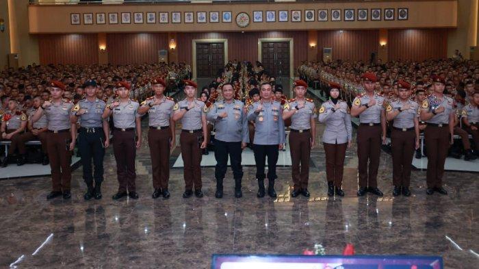 Kadivhumas Polri, Irjen. Pol. Dr. Sandi Nugroho, foto bersama usai menyematkan Pin Brivet Pelopor Kehumasan kepada 10 taruna Akpol berprestasi, sebagai wujud apresiasi atas capaian nilai tertinggi dalam Sertifikasi Pengetahuan Umum Kehumasan.
