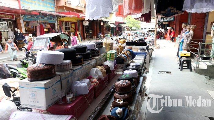 Sejumlah perlengkapan ibadah haji tersedia di Pajak Ikan Lama Jalan Ahmad Yani III, Kota Medan, Rabu (10/5) siang. Berbagai perlengkapan ibadah haji seperti baju muslim, peci, mukenah, dan tasbih digital dibanderol mulai dari Rp 25 ribu.