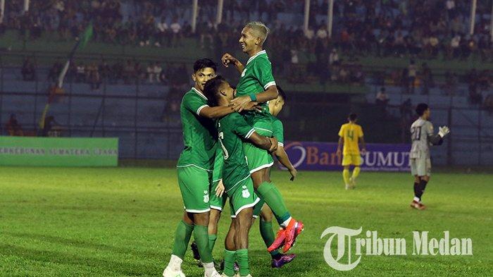 Selebrasi pemain PSMS Medan setelah berhasil membobol gawang Labura Hebat FC pada pertandingan Gubernur Sumut Edy Rahmayadi Cup di Stadion Teladan, Medan, Kamis (10/8/2023). Dalam pertandingan tersebut PSMS Medan berhasil menang telak atas Labura Hebat FC dengan skor 6-0.