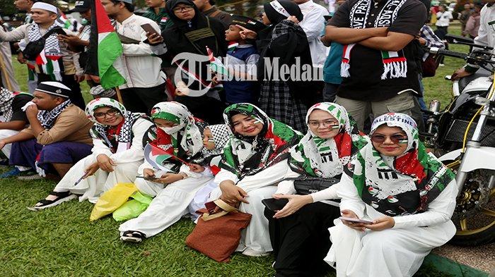 Sejumlah warga mengikuti Aksi Damai Bela Palestina di Istana Maimoon Jalan Brigjend Katamso Nomor 370, Sei Mati, Kecamatan Medan Maimun, Kota Medan, Minggu (10/12). Aksi gabungan yang diikuti berbagai elemen masyarakat tersebut sebagai bentuk kepedulian, sekaligus penggalangan donasi kemanusiaan untuk membantu rakyat Palestina.