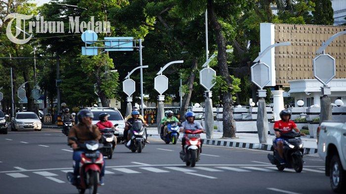 Sejumlah kendaraan melintas di Jalan Pangeran Diponegoro, Kota Medan, Kamis (11/5) sore. Ada enam perusahaan yang menangani pembangunan lanskap lampu hias (lampu pocong), tiga dari enam perusahan tersebut bentuk fisik kantornya berupa rumah tinggal warga dan harus bertanggung jawab mengembalikan uang proyek gagal sebesar Rp 21 miliar.