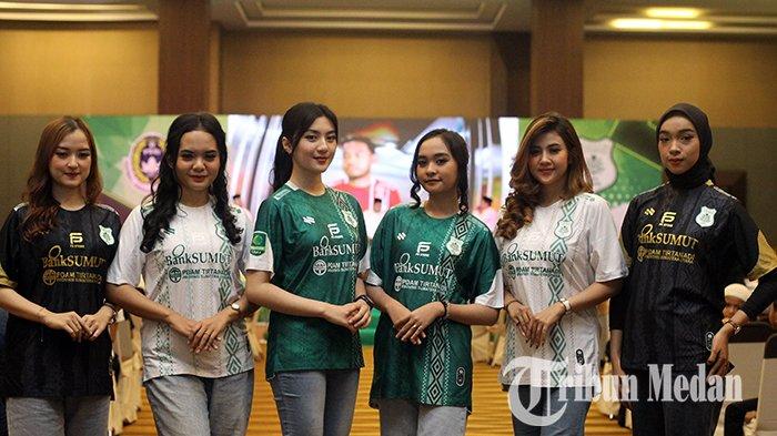 Model mengenakan Jersey PSMS Medan terbaru saat acara Launching Pemain, Official dan Jersey PSMS Medan, di Santika Dyandra Hotel, Medan, Senin (11/9/2023). PSMS Medan resmi memperkenalkan 30 pemain dalam tim serta seragam kandang dan tandang untuk mengarungi liga 2 musim 2023-2024.