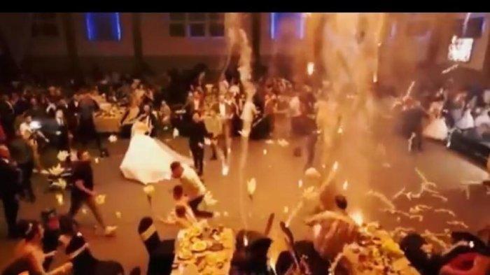 Sebanyak 113 orang tewas dalam pesta kembang api di acara pernikahan. Pesta yang berlangsung meriah ini berujung mengerikan. 