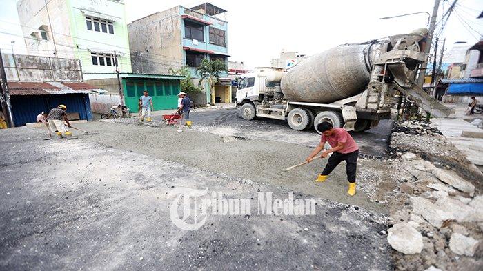 Pekerja menyelesaikan proyek revitalisasi jembatan di Jalan HM Yamin, Kota Medan, Jumat (12/1). Pemko Medan melakukan revitalisasi dua jembatan yakni jembatan di Jalan Abdullah Lubis yang menghabiskan biaya Rp 5,9 Miliar dan Jalan HM Yamin Rp 7,9 Miliar.