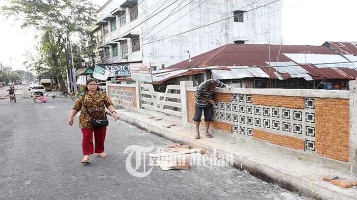 Pekerja menyelesaikan proyek revitalisasi jembatan di Jalan HM Yamin, Kota Medan, Jumat (12/1). Pemko Medan melakukan revitalisasi dua jembatan yakni jembatan di Jalan Abdullah Lubis yang menghabiskan biaya Rp 5,9 Miliar dan Jalan HM Yamin Rp 7,9 Miliar.