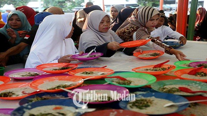 Warga mengantre untuk mendapatkan bubur pedas di halaman Masjid Raya Al-Mashun Kota Medan Jalan Sisingamangaraja Nomor 32, Kecamatan Medan Kota, Kota Medan, Selasa (12/3/2024). Pengurus masjid setempat menyediakan 1.000-an porsi bubur pedas per harinya untuk dibagikan secara gratis kepada warga tiap jelang berbuka puasa sebagai upaya melestarikan tradisi komunitas warga Melayu Deli sekaligus kekayaan budaya Kota Medan yang inklusif.