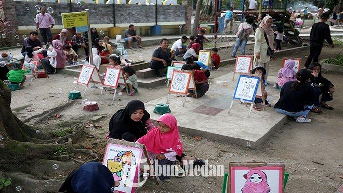 Sejumlah anak bermain di area Taman Beringin Jalan Jenderal Sudirman, Madras Hulu, Kecamatan Medan Polonia, Kota Medan, Jumat (12/4/2024). Libur lebaran dimanfaatkan warga dengan mengunjungi ruang terbuka hijau (RTH) taman kota untuk liburan karena lebih hemat.