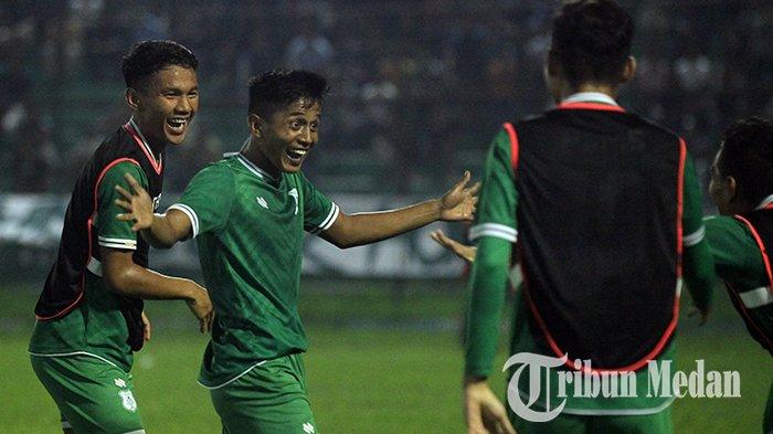 Selebrasi pemain PSMS Medan Wahyu Rahmat (dua kanan) bersama rekannya seusai membobol gawang PSDS Deliserdang pada lanjutan pertandingan Edy Rahmayadi Cup di Stadion Teladan, Medan, Sabtu (12/8/2023). Dalam laga tersebut PSMS Medan menang atas PSDS Deliserdang dengan skor 2-0.