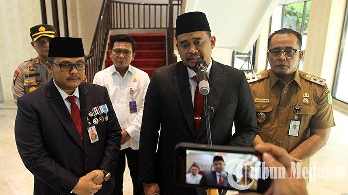 Wali Kota Medan Bobby Afif Nasution (tengah) didampingi Wakil Wali Kota Medan Aulia Rachman (kanan) dan Pj Sekda Kota Medan Topan Obaja Ginting (kiri) memberikan keterangan seusai acara pelantikan penjabat Sekda, di kantor Pemko Medan, Senin (13/5/2024). Topan Obaja Ginting diangkat menjadi Sekretaris Daerah (Sekda) Kota Medan atas pertimbangan Bobby Nasution dan disetujui oleh seluruh jajaran Pemko Medan.