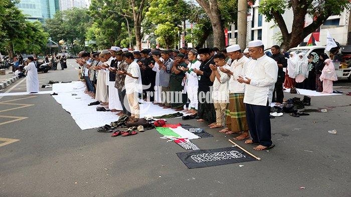 Pengunjuk rasa yang tergabung dalam Aliansi Ormas Islam Sumut melakukan Salat Ashar saat aksi solidaritas untuk Palestina di depan Kantor DPRD Sumatera Utara Jalan Imam Bonjol Nomor 5, Kota Medan, Jumat (13/10). Aksi tersebut sebagai bentuk dukungan kepada warga Palestina dan mendesak Pemerintah Indonesia supaya mengambil langkah nyata untuk memperjuangkan Kemerdekaan Palestina.