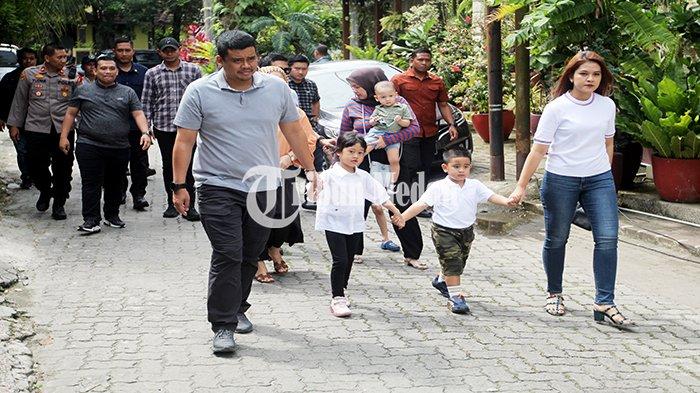 Wali Kota Medan Bobby Nasution (kiri) ditemani Istrinya Kahiyang Ayu (kanan) dan kedua anaknya Sedah Mirah Nasution (dua kiri) dan Panembahan Al Nahyan (dua kanan).