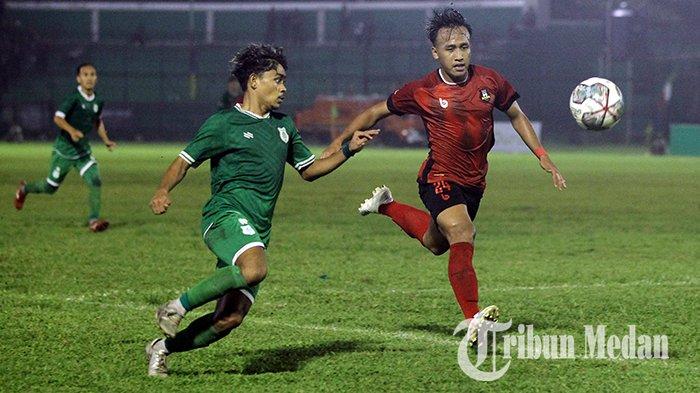 Pemain PSMS Medan (kiri) berusaha melewati kawalan pemain Sada Sumut pada lanjutan pertandingan Edy Rahmayadi Cup di Stadion Teladan Medan, Senin (14/8/2023). Dalam pertandingan tersebut PSMS Medan bermain imbang melawan Sada Sumut dengan skor 0-0.