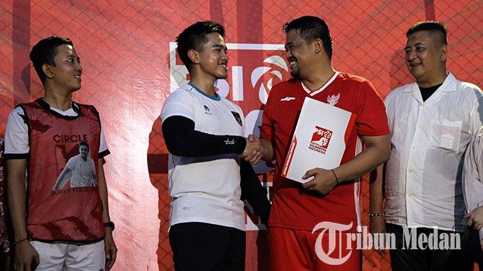 Ketua Umum Partai Solidaritas Indonesia (PSI) Kaesang Pangarep (dua kiri) menyerahkan surat keputusan dukungan kepada Wali Kota Medan Bobby Nasution (dua kanan) untuk maju di Pilkada Sumut, di Lapangan Gajah Mada, Medan, Rabu (14/8/2024). DPP PSI resmi menyerahkan SK kepada Bobby untuk menjadi bakal calon Gubernur Sumut pada Pilkada Serentak 2024.