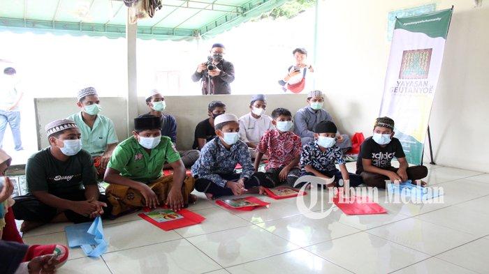 Puluhan anak pengungsi dari Rohingya, Burma, dan Somalia mengikuti pesantren kilat yang diadakan oleh Yayasan Geutanyoe di Hotel Pelangi Jalan Jamin Ginting No. 12B, Kecamatan Medan Tuntungan, Kota Medan, Jum'at (15/04/2022). Kegiatan ini bertujuan untuk menempah akhlak dan sebagai madrasah untuk anak pengungsi dari tiga negara tersebut.