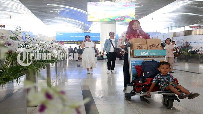 Sejumlah calon penumpang pesawat berjalan menuju ke dalam terminal keberangkatan di Bandara Internasional Kualanamu, Kabupaten Deliserdang, Sumatra Utara, Senin (15/4/2024). PT Angkasa Pura Aviasi mencatat jumlah penumpang arus balik Lebaran 2024 pada H+3 sebanyak 27.502 orang diantaranya 13.518 kedatangan dan 13.984 keberangkatan.