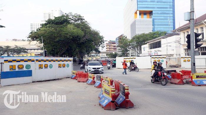 Sejumlah kendaraan melintas dipersimpangan Jalan Balai Kota, Kota Medan 