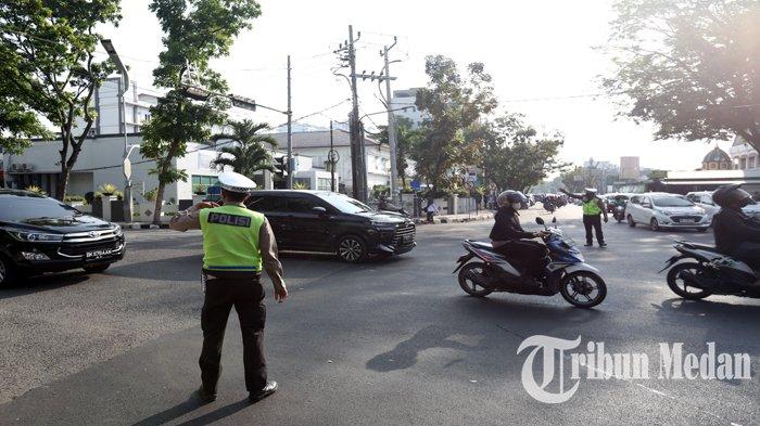 Sejumlah petugas kepolisian mengatur arus lalu lintas dipersimpangan Jalan Pengadilan, Kota Medan 