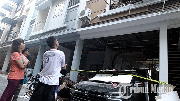 Warga melihat kondisi pascaledakan di Komplek Liberty Recidence, Jalan Pendidikan, Medan, Rabu (15/5/2025). Sebanyak dua orang menjadi korban dalam peristiwa tersebut, dan lima rumah terdampak akibat ledakan diduga dari tabung gas yang bocor.