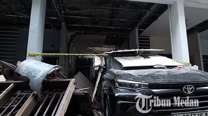 Warga melihat kondisi pascaledakan di Komplek Liberty Recidence, Jalan Pendidikan, Medan, Rabu (15/5/2025). Sebanyak dua orang menjadi korban dalam peristiwa tersebut, dan lima rumah terdampak akibat ledakan diduga dari tabung gas yang bocor.