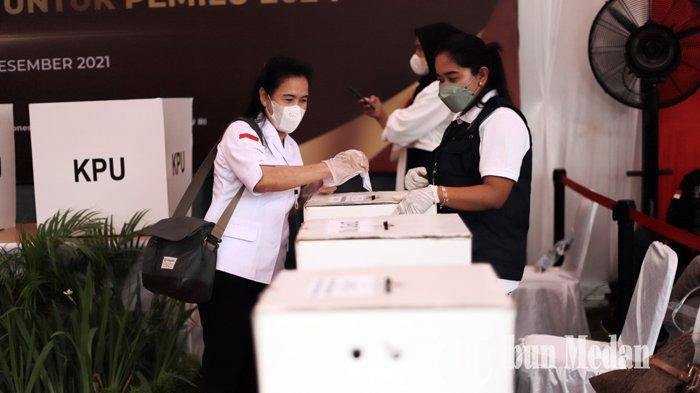 Simulasi penyederhanaan surat suara pemilu di KPU Sumatra Utara, Medan 