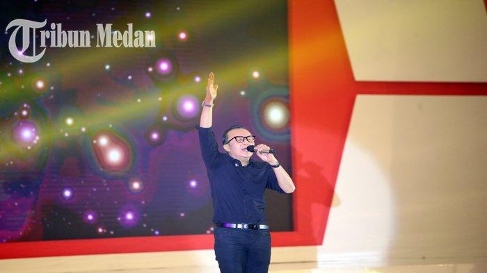 Ari Lasso bernyanyi pada pembukaan HUT Dekranas di Hotel Santika Dyandra Jalan Kapten Maulana Lubis, Kota Medan, Selasa (16/5) pagi. Ari Lasso menjadi bintang tamu pada Acara Hari Ulang Tahun (HUT) Dewan Kerajinan Nasional (Dekranas) ke-43, membawakan lima lagu andalannya diantaranya Mengejar Matahari, Kangen, Rahasia Perempuan, Arti Cinta, Hampa.