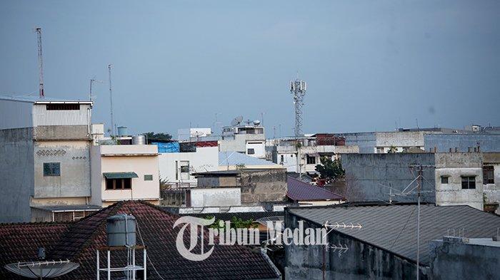 Cuaca mendung ringan menyelimuti Kota Medan, Rabu (17/1). Badan Meteorologi, Klimatologi dan Geofisika (BMKG) memprakirakan sejumlah wilayah Indonesia mengalami hujan ringan hingga lebat pada pagi sampai malam hari.
